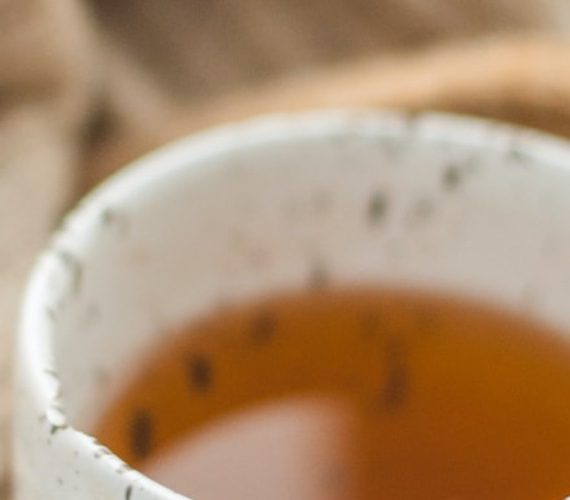 De beste thee tegen buikpijn: wat werkt echt?